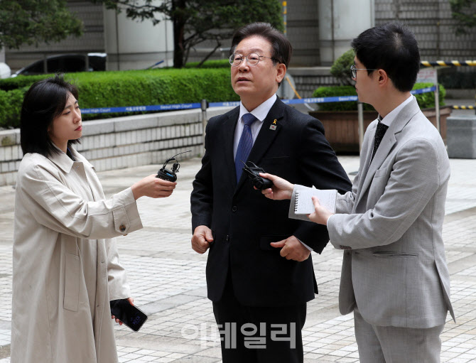  취재진에 질문에 답변하는 이재명 대표                                                                                                                                                             