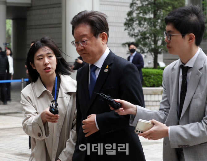  서울지법 출석하며 발언하는 이재명 더불어민주당 대표                                                                                                                                              