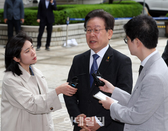  취재진에 답변하는 이재명 더불어민주당 대표                                                                                                                                                       