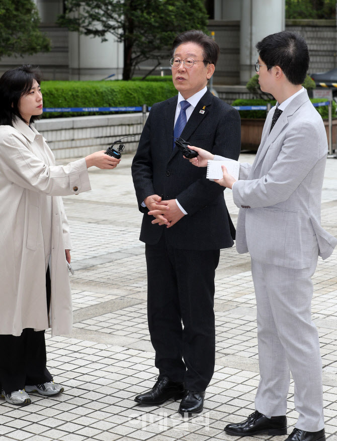  취재진에 답변하는 이재명 대표                                                                                                                                                                    