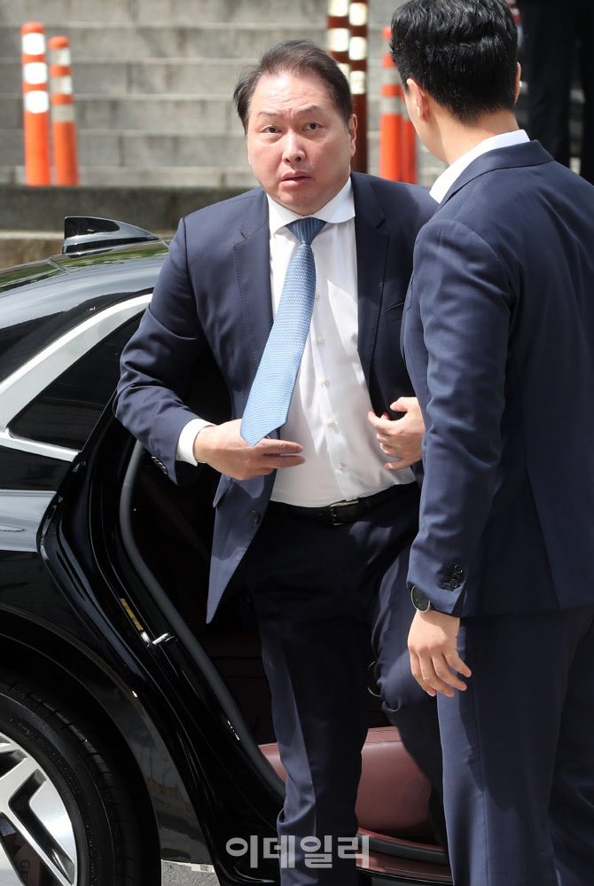  이혼소송 항소심 향하는 최태원 SK 회장                                                                                                                                                            