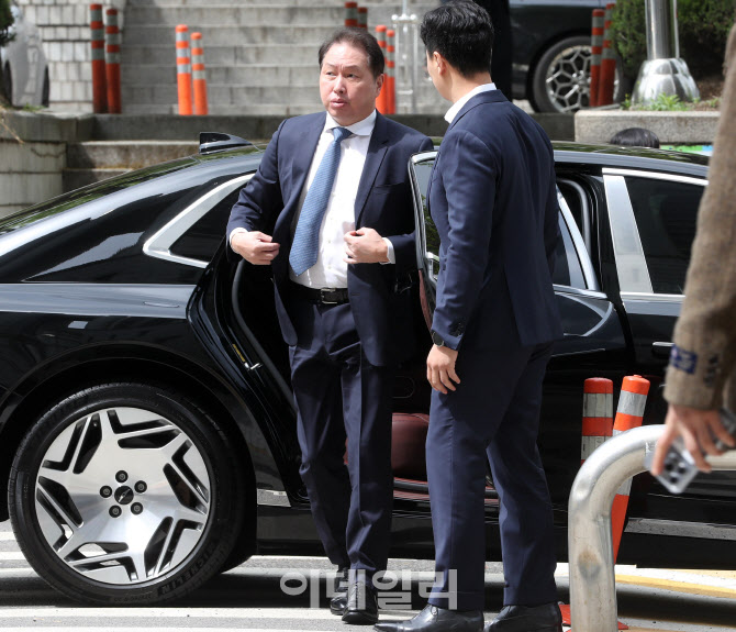  서울고법 향하는 최태원 SK 회장                                                                                                                                                                   