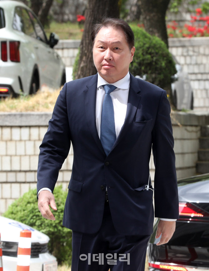  서울고법 출석하는 최태원 SK 회장                                                                                                                                                                 