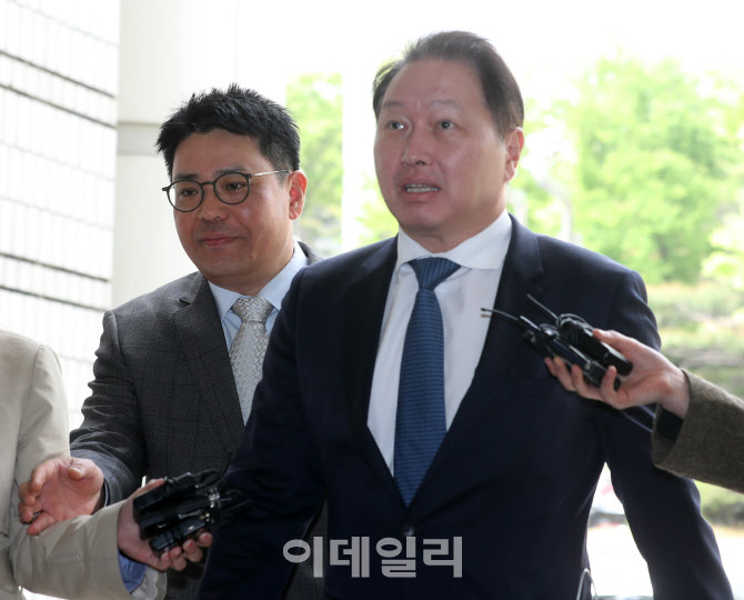  서울고법 이혼소송 항소심 출석하는 최태원 SK 회장                                                                                                                                                 