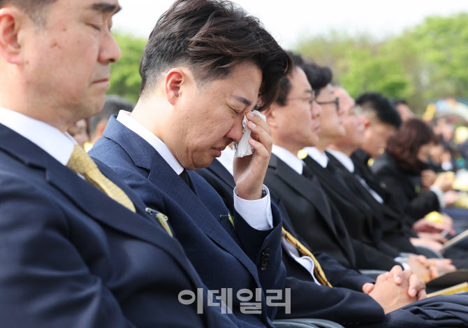 눈물 흘리는 이준석 개혁신당 대표                                                                                                                                                                  