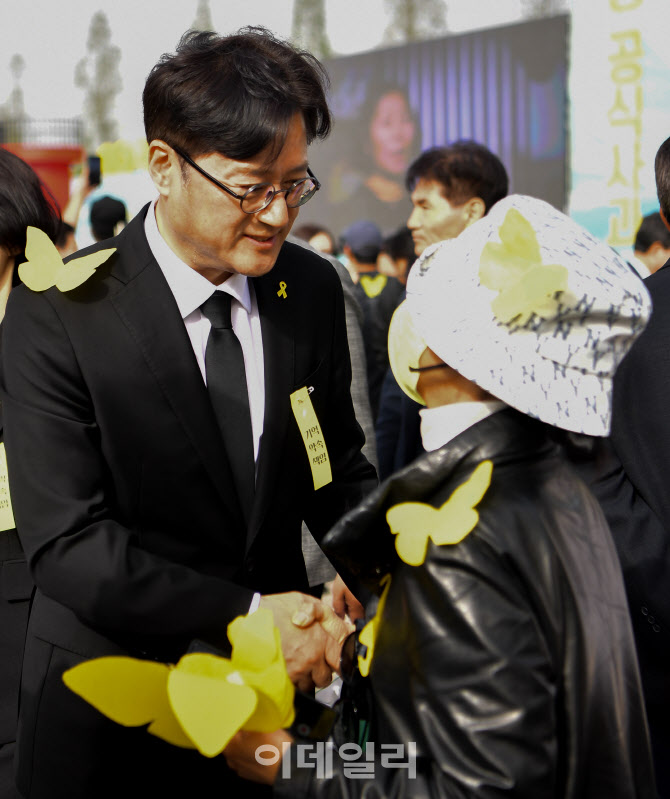시민들과 인사 나누는 홍익표                                                                                                                                                                       