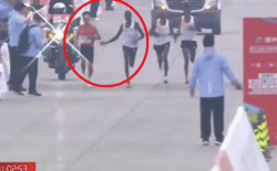 잘 달리다 결승선 앞 中 선수에 손짓…역대급 승부 조작 의혹(영상)