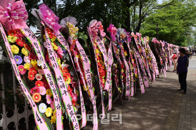 '국회 주변에 길게 늘어선 한동훈 응원 화환'                                                                                                                                              