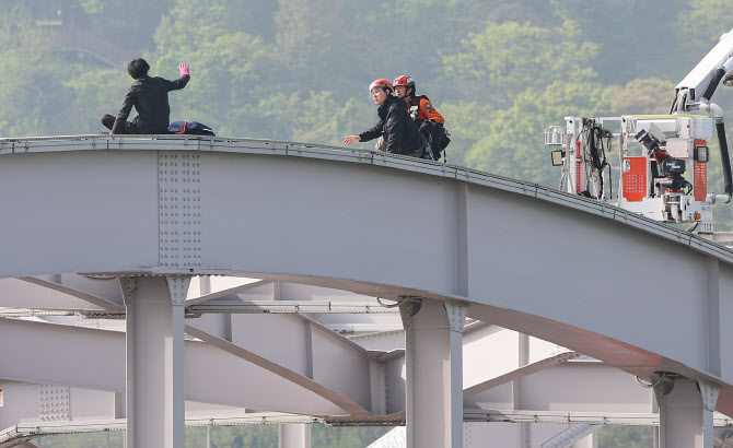 한강대교 위 대치                                                                                                                                                                                        
