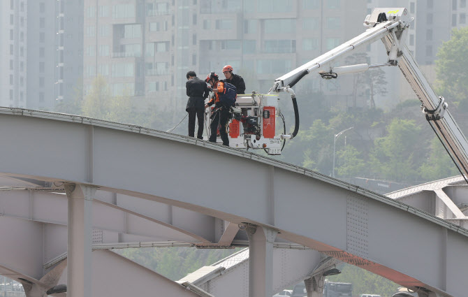 소동 끝에 한강대교 내려가는 남성                                                                                                                                                                        