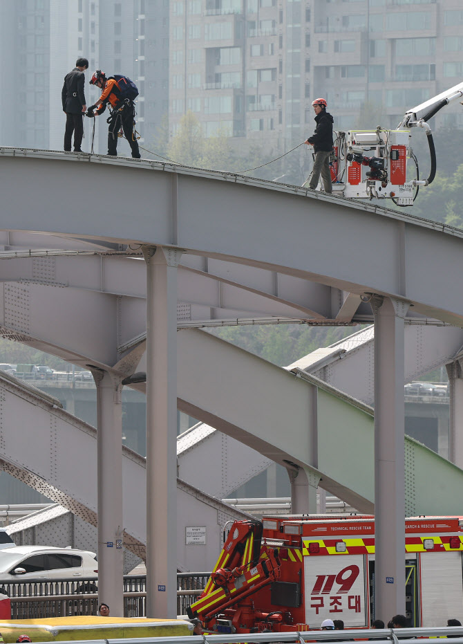 한강대교 교각 내려가는 소동 남성                                                                                                                                                                        