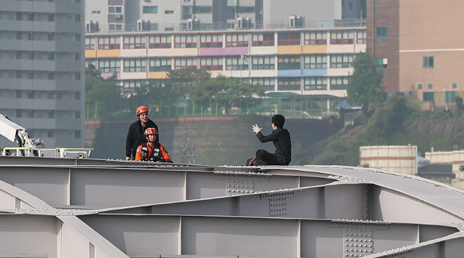 출근길 한강대교 위에 오른 남성                                                                                                                                                                          