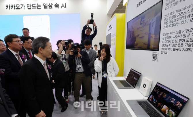 카카오 부스 살펴보는 이종호 과학기술정보통신부 장관                                                                                                                                               