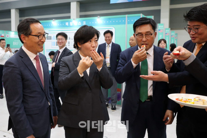  시식하는 송미령 농식품부 장관                                                                                                                                                                    