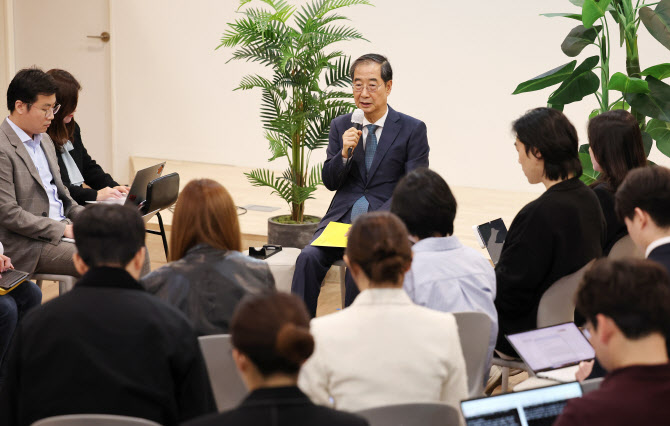 한총리 “총선 민의, 굉장히 심각…국민과 함께가는 절실함 부족”(종합)