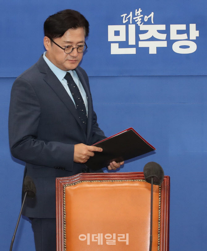 '정책조정회의 참석하는 홍익표'                                                                                                                                                          