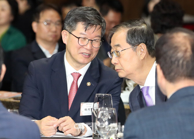 이야기 나누는 한덕수 총리-이기일 복지부 차관                                                                                                                                                      