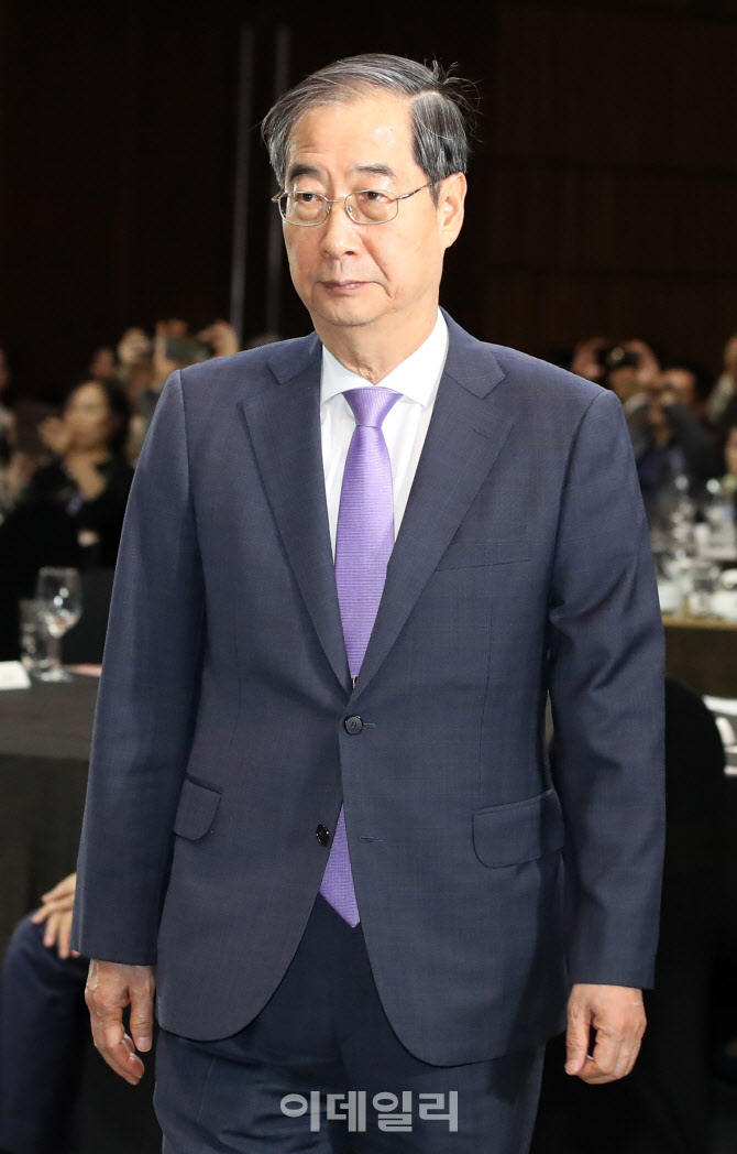 단상으로 향하는 한덕수 총리                                                                                                                                                                       