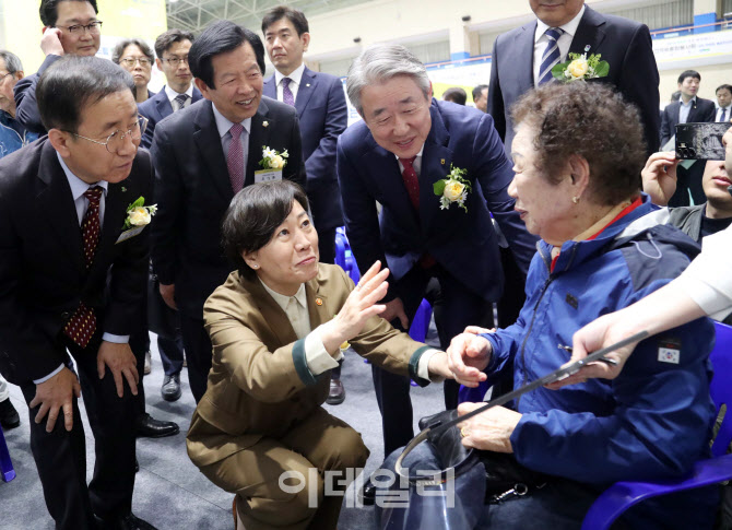  농촌 왕진버스 진료받는 어르신                                                                                                                                                                    