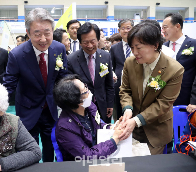  농촌 왕진버스 진료                                                                                                                                                                               