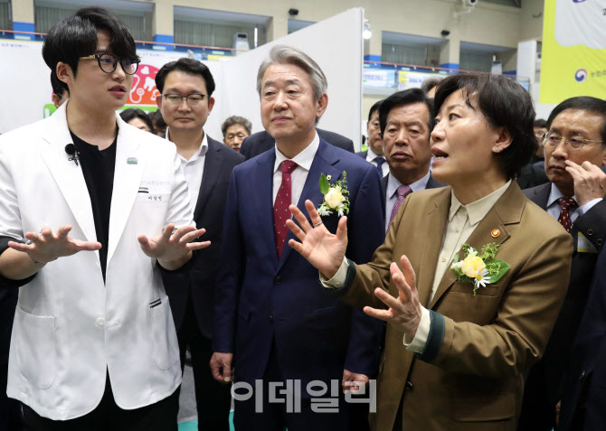  의료진과 대화하는 송미령 장관과 강호동 농협회장                                                                                                                                                  