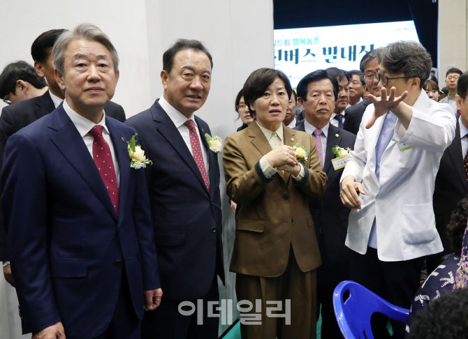  농촌 왕진버스 의료진과 대화                                                                                                                                                                      