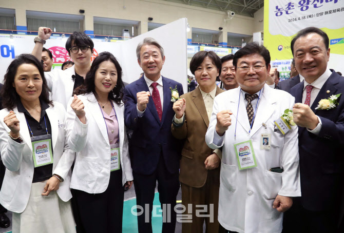  농촌 왕진버스 의료진 화이팅~                                                                                                                                                                     