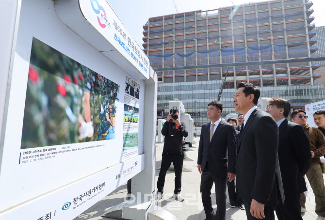 제60회 한국보도사진전 찾은 오세훈 시장                                                                                                                                                            