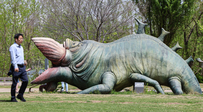 2억 들인 '한강 괴물' 조형물, 10년 만에 사라진다                                                                                                                                               