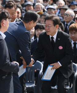 [포토] 한덕수 총리와 이재명 대표                                                                                                                                                                        