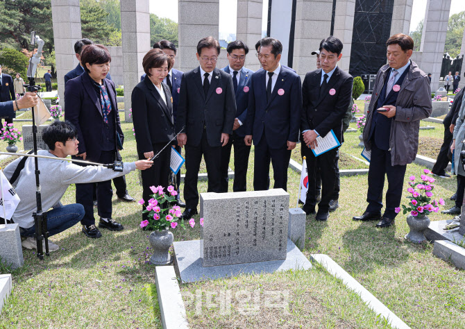  4.19 민주묘지 둘러보는 이재명 대표                                                                                                                                                               