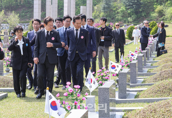  4.19 민주묘지 둘러보는 이재명 더불어민주당 대표                                                                                                                                                  