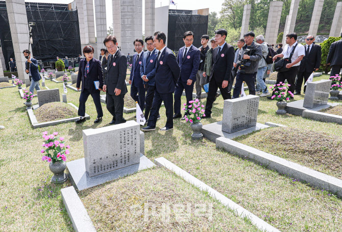  4.19 민주묘역 둘러보는 이재명 대표                                                                                                                                                               