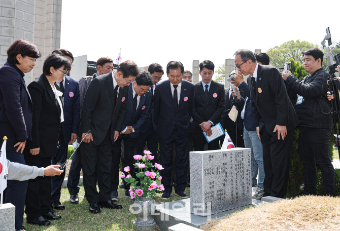  4.19 민주묘역 둘러보는 이재명 더불어민주당 대표                                                                                                                                                  