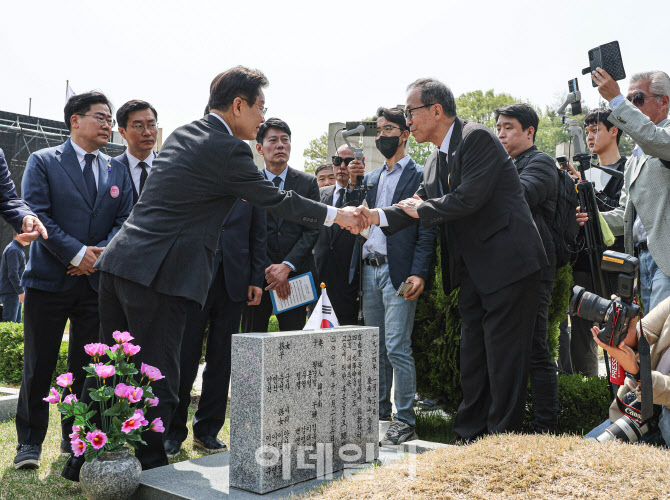  참배객과 인사나누는 이재명 더불어민주당 대표                                                                                                                                                     