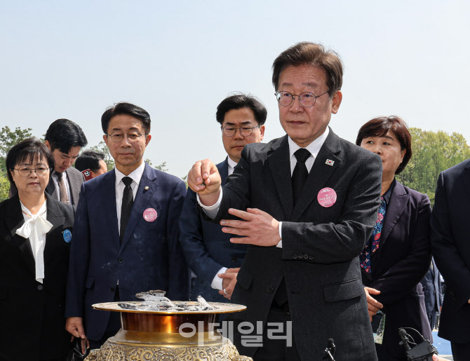  분향하는 이재명 더불어민주당 대표                                                                                                                                                                