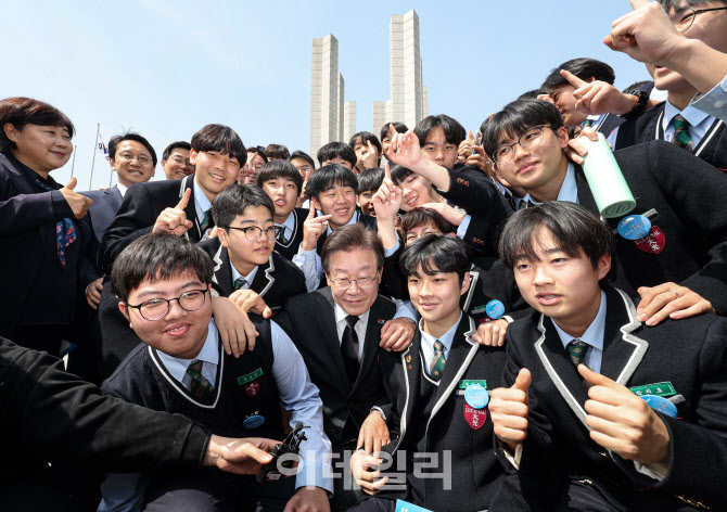  학생들과 기념촬영하는 이재명 대표                                                                                                                                                                