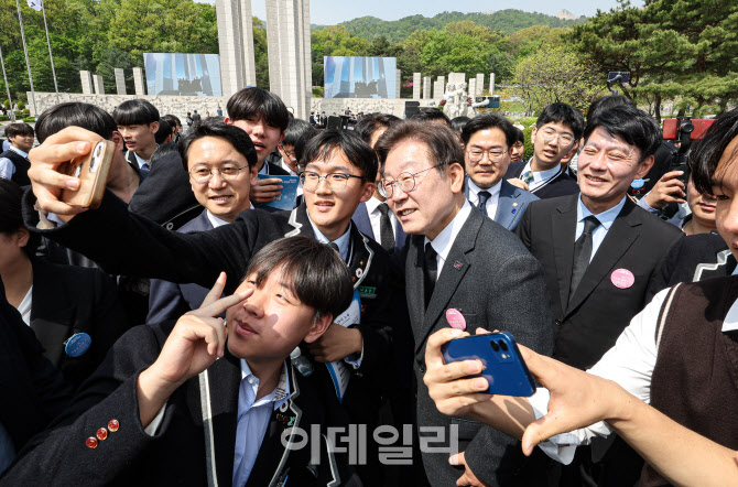  학생들과 기념촬영하는 이재명 더불어민주당 대표                                                                                                                                                   