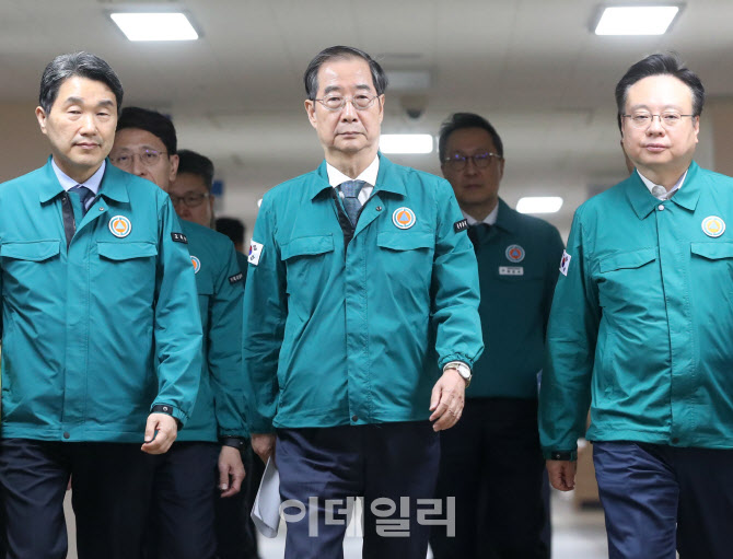  긴급 브리핑 향하는 한덕수 총리                                                                                                                                                                   