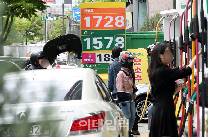 "주유소 가기 겁나네"…기름값 '고공행진', 당분간 더 오른다                                                                                                                     