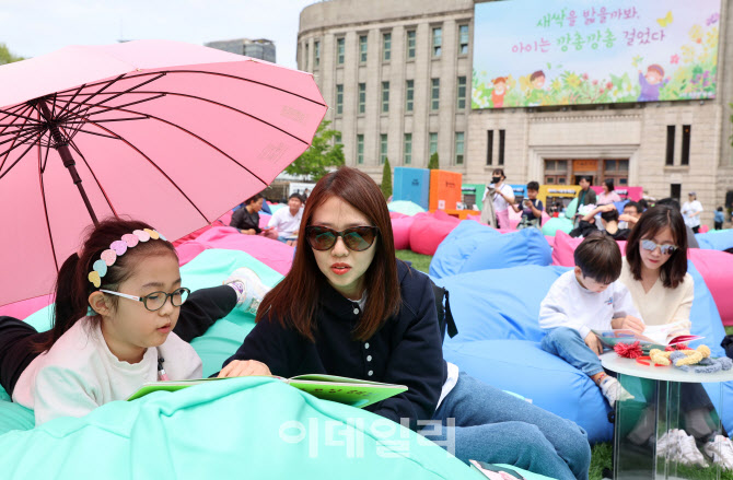광화문 이어 청계광장까지… “서울야외도서관이 돌아왔다”                                                                                                                                          