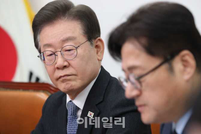 '생각에 잠긴 이재명 대표'                                                                                                                                                               