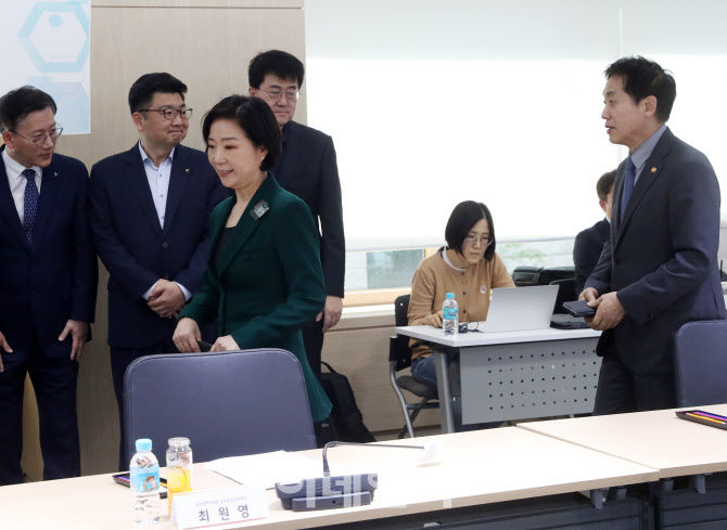  점검 킥오프회의 참석하는 중기부장관과 금융위원장                                                                                                                                                 