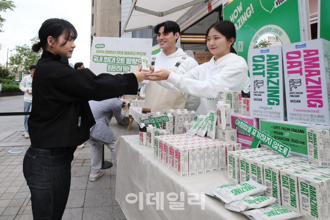 출근길 직장인들에게 어메이징 오트 제품 증정                                                                                                                                                       