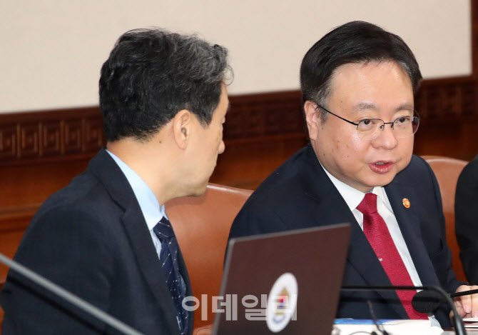 이야기 나누는 이주호-조규홍                                                                                                                                                                       