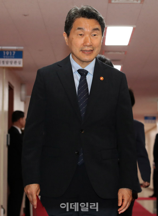 국무회의 입장하는 이주호 부총리                                                                                                                                                                   