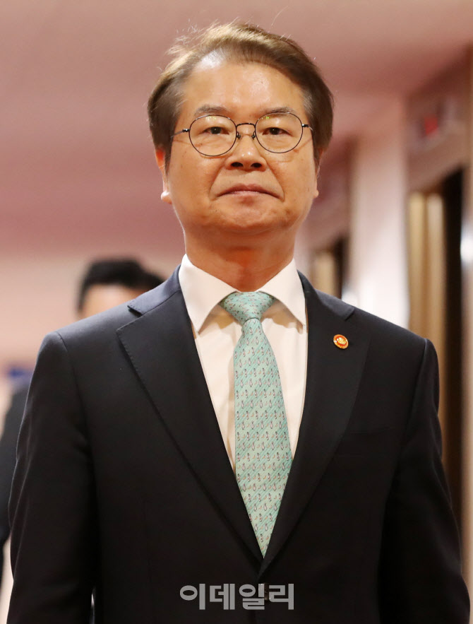 국무회의 입장하는 이정식 고용노동부 장관                                                                                                                                                          
