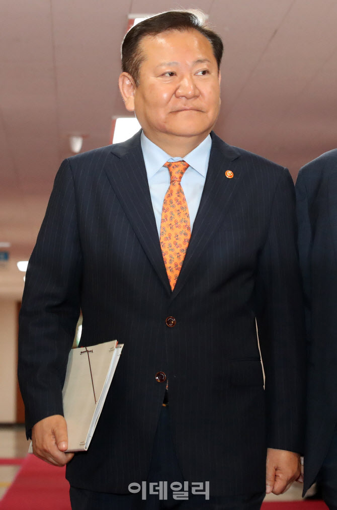 국무회의 입장하는 이상민 행정안전부 장관                                                                                                                                                          