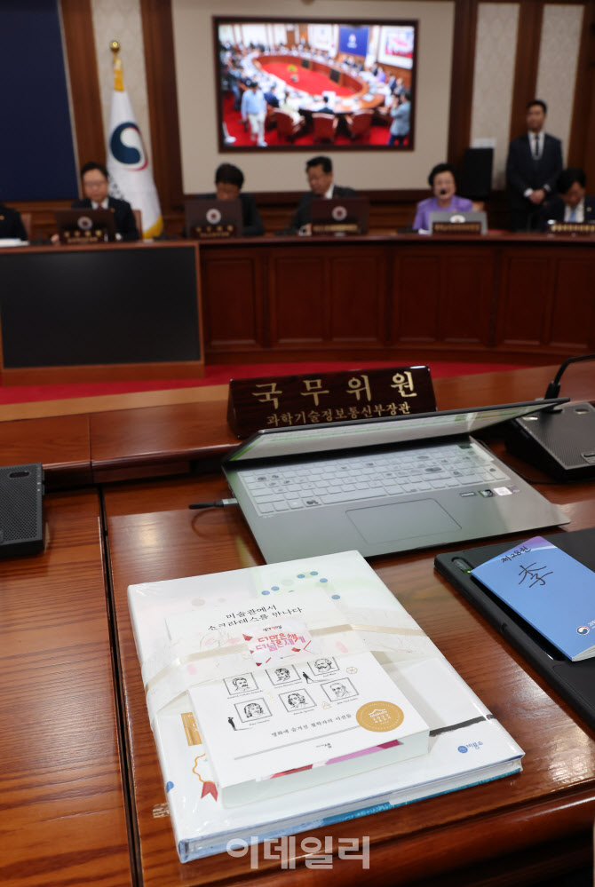 세계 책의 날 맞이 국무위원 책 선물                                                                                                                                                                
