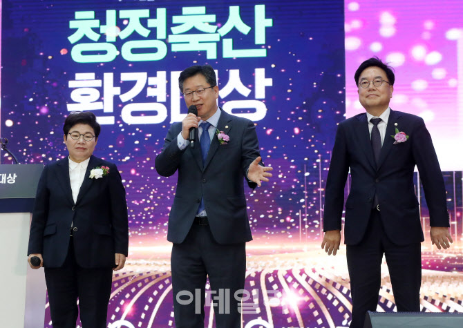  '청정축산 환경대상' 축하하는 국회의원                                                                                                                                                  